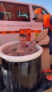 Pain is temporary, but Karl’s friendship is forever. 🫶 Reigning World Champion Daniel Sanders rode again today on a broken collarbone through the Saudi Arabian desert. The Australian is eager to renew his title, and finishing this Dakar Rally on a decent position will grant him important world championship points that could be crucial at the end of the season. But riding with one arm and two broken bones requires a lot of mental toughness, so Daniel brought Karl with him, as a navigator, to go 