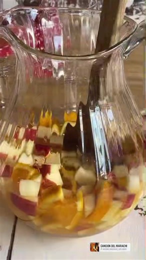 Sangria - verdens beste sommerdrikk spør du meg 😍 Nå har jeg endelig kommet frem til blandingsforholdet som jeg liker aller best. Se oppskrift i nytt innlegg på Det søte liv: https://www.detsoteliv.no/oppskrift/sangria #detsøteliv #sangria #summervibes | Det søte liv