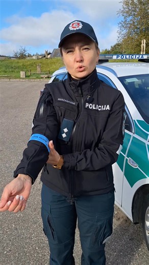 Parodyk, kaip nešioji atšvaitą ir laimėk policijos termo puodelį! Nuotraukas kelkite į komentarus. | Šiaulių apskrities policija