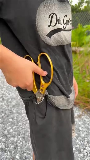 Cậu bé tốt bụng gỡ áo bị mắc cho hai ông cháu bằng Mẹo vặt cuộc sống✂️👕🔥😂😱👶🏻♥️👴 C#shorts#cute