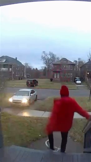 MDN on Instagram: "🧊Freezing rain is creating icy conditions across metro Detroit today. The doorbell video captured a man slipping as he stepped off his porch in Detroit, showing how dangerous conditions can be even at home. Ice is expected to remain throughout the day. Drivers and pedestrians are urged to use caution."