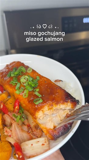 easy weeknight dinner: miso gochujang glazed salmon ♥️🌶️ #dinnerideas #cookingshorts
