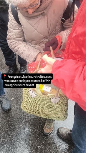 Des compotes bio, des terrines, des infusions... François et Jeanine, retraités, habitants de la banlieue, sont venus avec quelques courses à offrir aux agriculteurs devant l'Assemblée Nationale. Ils proposent aussi un lit pour la nuit à ceux qui n'ont pas où dormir. "C'est la moindre des choses, c'est minime. C'est nous qui devrions vous dire merci" | Noemie Halioua