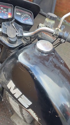 MZ ETZ 301 to bezdyskusyjny zwycięzca w starciu z Jawą 350 🏍️✅ Koniec dyskusji: MZ ETZ 301 to synonim niezawodności, lekkości i prowadzenia. Jawa przy niej to ciężki parowiec! 🚂 Silnik 301 ma moment, który wgniata w fotel, a w zakrętach MZ po prostu płynie, w przeciwieństwie do Jawy, która się tylko kładzie. Niemiecka myśl techniczna > Czechosłowacki sentyment. 🇩🇪👇 Dajcie znać w komentarzach: Jesteście Team MZ czy Team Jawa? Bitwę czas zacząć! 🥊 #mzetz301 #mz #jawa350 #jawa350ts #2stroke