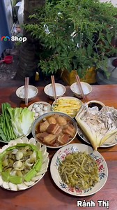 838K views · 10K reactions | Đội mưa đi nhổ cải về làm dưa cải ăn dần, làm thịt kho riệu Nguồn: Rảnh Thị ---- Bản quyền được bảo vệ và quản lý bởi MCV Network #MCVNetwork #RanhThi #NWT #PNRT | Camera Cận Cảnh | Facebook