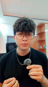 🗣️ Ý NGHĨA CỦA VOICE-OFF TRƯỚC KHI BẮT ĐẦU CHƯƠNG TRÌNH 1. Voice-off trước giờ diễn là phần của MC thông báo trước khi chương trình chính thức bắt đầu. Đây là một nghiệp vụ quan trọng. 2. Truyền đạt các thông báo quan trọng Voice-off giúp khán giả nắm các thông tin cần thiết như: yêu cầu ổn định chỗ ngồi tắt chuông điện thoại hướng dẫn an toàn giới thiệu tổng quan sự kiện thời lượng chương trình Những điều này giúp tránh sự cố và giữ sự kiện được chuyên nghiệp. 3. Tạo sự gắn kết và dẫn dắt ngay