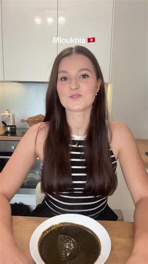 Molohiya to jedno z najbardziej tradycyjnych dań kuchni tunezyjskiej. Przygotowuje się ją ze zmielonych i sproszkowanych liści juty (Corchorus), które po długim gotowaniu tworzą gęsty, ciemnozielony sos/zupę o wyjątkowym smaku. W Tunezji mloukhia gotuje się przez wiele godzin, najczęściej z wołowiną lub jagnięciną oraz aromatycznymi przyprawami. #tunezja #smakiświata #testsmaku #gotowanie #mążiżona