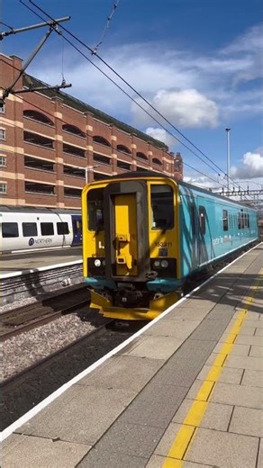 Class 153 Test Train arriving into Leeds #train #railvlogger #railwaycontent #networkrail