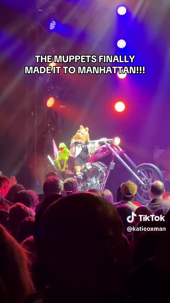 AS A GREAT MUPPET CAPER STAN SEEING PIGGY RIDE IN ON A MOTORCYCLE WAS VERY IMPORTANT #themuppets #broadway
