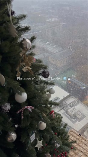 801K views · 14K reactions | It’s officially the first snowfall of the year in London! ❄️☃️ | Prettylittlelondon | Facebook