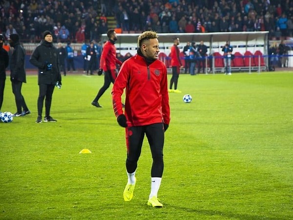 How To Dribble Like Neymar (Skills By Neymar)
