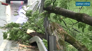 26K views · 407 reactions | Starke Gewitter mit Hagel und Sturm sind über den Süden Bayerns hinweggezogen. Unser WetterReporter Marco Kaschuba war bei Rosenheim unterwegs und hat das Unwetter dokumentiert. | WetterOnline | Facebook