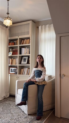 ᐯᗩᒪᗴ́ᖇIᗴ ᑎᗩᗪOᑎ ッ on Instagram: "✨ Cette chanson a été composée par ma fille, Lili-Rose. Elle l’a écrite avec son cœur, pour parler de cette quête si importante : trouver qui l’on est vraiment, même dans les moments les plus difficiles. Quand on se sent perdu, elle nous rappelle qu’il faut apprendre à se faire confiance pour retrouver son cheval de feu 🔥🐎 Ce qui est encore plus magique… c’est qu’elle a composé cette chanson l’été dernier, sans savoir que 2026 est l’année du Cheval de feu dans l