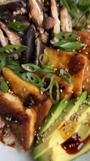 🥣 Savory Miso Oatmeal with Pan-Seared Tofu, high-protein and easy to meal prep for a week of satisfying breakfast. And I’m not kidding, each bowl provides about 21 grams of plant-protein thanks to a combo of the soy milk, tofu and some sprouted oats from @onedegreeorganics. #sponsored 🌱Sprouting helps to make the nutrients within grains, seeds and legumes more bioavailable, which means you are absorbing more nutrients you need. These oats are also organic, glyphosate-free and gluten-free. Topp