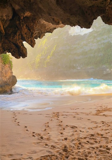 The most beautiful beach I’ve ever seen. Kelingking Beach in Nusa Penida #kelingkingbeach #beach #sunset #travel #nature