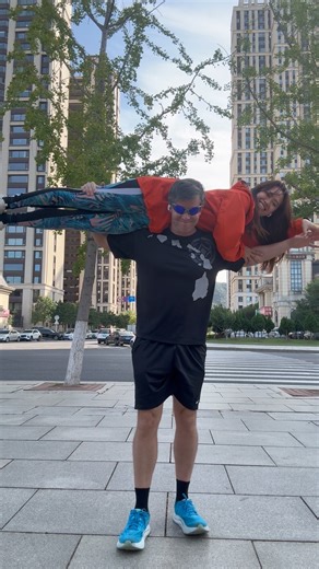 A quick shoulder ride challenge 😎 carry me on your shoulders #shoulderridechallenge #coupleworkout