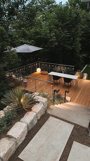 Alexander Johnson on Instagram: "*anzeige-gewinnspiel* Wie cool sieht bitte unser Garten jetzt mit der neuen Beleuchtung aus? 🤩 Wir haben uns für das Plug & Shine System von @paulmann_licht entschieden – die Installation ist super easy, weil das Niedervoltsystem völlig unbedenklich ist, auch für Kinder und Tiere. Die Kabel lassen sich per Hand verschrauben, wasserdicht im Beet verlegen – ganz ohne spezielles Werkzeug. 🌿💡 Wir sind total happy mit dem Ergebnis – krass, wie viel Atmosphäre man a