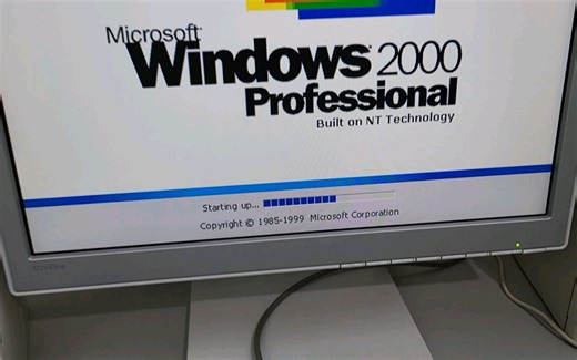 2001年，使用一台奔腾三处理器运行Windows2000操作系统的电脑，相当流畅，那时候的电脑都是经典。