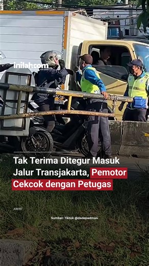 Video viral memperlihatkan seorang pemotor terlibat adu mulut dengan petugas Transjakarta di Jakarta Barat karena memaksa ingin masuk jalur busway. Peristiwa itu terjadi di kawasan Pesakih dan diunggah di media sosial pada Selasa (19/5/2026). Dalam video terlihat beberapa pemotor mencoba masuk ke jalur Transjakarta meski sudah ditutup pembatas jalan oleh petugas. Pihak Transjakarta menjelaskan, petugas sengaja tidak membuka portal untuk mencegah pemotor menerobos masuk ke jalur busway. - Selengk