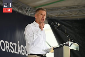 Magyar Péter sajtótájékoztatót tartott Székesfehérváron: "Ellopták a fél országot, ezt pedig nem lehet digitális show-val elfedni" | 24.hu