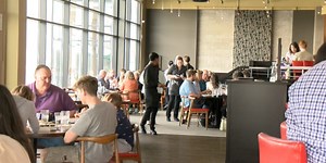 Hundreds of Siouxlanders enjoy Easter brunch at Sioux City restaurant