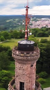 Freudenstadts Hausberg: Natur, Abenteuer & Erholung ⛰️✨ 🥾 Die gut ausgebauten Wege laden zum Wandern und Spazieren ein. 🔭 Vom Friedrichsturm genießt du einen atemberaubenden Ausblick über Freudenstadt, die Schwäbische Alb und die Vogesen. 🌹 Der idyllische Rosengarten lädt zu einem entspannten Spaziergang ein. 🛝 Kinder können sich auf dem Abenteuerspielplatz austoben. ⛳ Eine Runde Minigolf sorgt für Spiel und Spaß für die ganze Familie. 💦 Im Tretbecken lässt sich herrlich erfrischen. ☀️ Auf