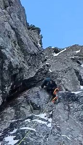 Wspinaczka formacją zwaną Kominem Narożnym na Mięguszowieckim Szczycie Pośrednim. W akcji zespół Wadim Jabłoński, Jasiek Kuczera i Konrad Ociepka | wspinanie.pl