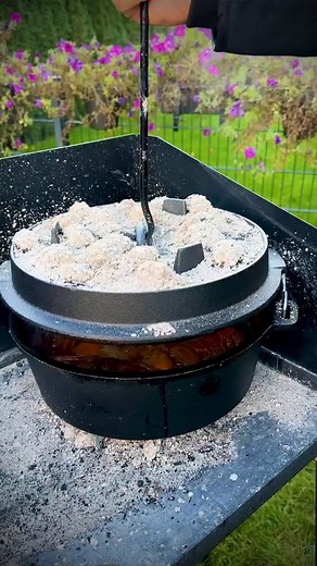 Rinderrouladen im Dutch Oven! (Rezept) ⤵️ ——— Anleitung Zutaten: • 5 Rouladen • 10 Baconstreifen • 10 getrocknete Tomaten • 5 Essiggurken • 100 g Feta • 2 EL Tomatenmark • 3 EL Senf • 5 EL Honig • 1 kg Zwiebeln • 1 Bund Suppengrün • 500 ml Rotwein • 300 ml Bier • 500 ml Rinderfond • Salz • Pfeffer • 1 EL Stärke Garzeit und Temperatur: • Dutch Oven: 8 Kohlen unten, 13 oben, ca. 2,5 Stunden • Gasgrill: 180°C indirekte Hitze, ca. 2,5 Stunden • Backofen: 180°C Umluft, ca. 2,5 Stunden ——— Hashtags #d