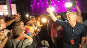 22K views · 345 reactions | It was a mixed repsonse for ALP leader Anthony Albanese at his attendance to Bluesfest in Byron Bay, receiving a warm welcome as he toured through the crowd, but greeted with loud booing when taking to the stage in a risky campaign move. Read the details: https://bit.ly/380jP7a | The Advertiser | Facebook