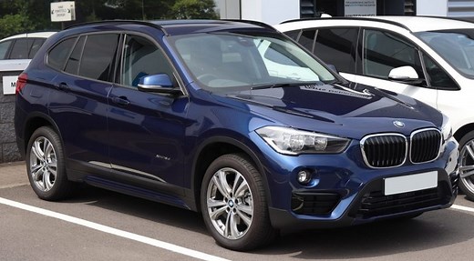 BMW X1: Leere Batterie wechseln & laden | Kosten, Anlernen & Anleitung