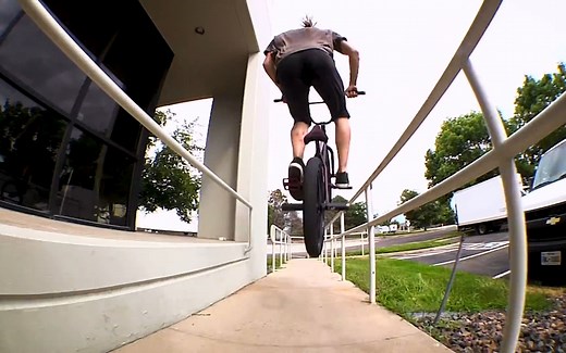 转载JOHNNY RAEKES在电影Headlights中的片段，真的太帅了吧。bmx小轮车