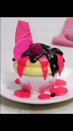 SHOCKING Tiktok's Lollipop Cupcake Hack 😱🍭🍰 Candy Cupcake #hooplarecipes #shorts #tiktok #cupcake