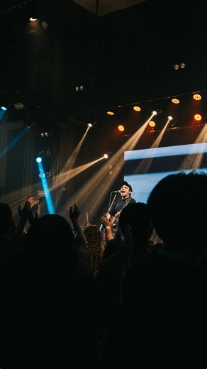 Lança Chamas | Culto dos Jovens on Instagram: "Então vou levantar as minhas mãos e louvar. Pois tudo que tenho é um ALELUIA! ❤️‍🔥 #CLC25 #IgrejaAngelim"