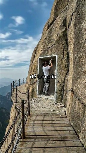 This guy built his own house on a cliffside