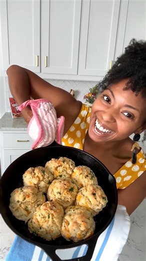 Cheddar Bay Biscuits📌Full recipe in the first comment⤵ | Grandbaby Cakes by Jocelyn Delk Adams