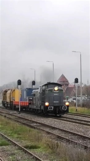 SM42-2215 ze SPENO odjeżdża ze Szczytna w stronę Ełku