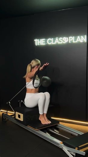 Short Box With Straps and a Ball = Endless Options 🎯⁣⁣ ⁣⁣ Follow @PilatesEmpowerment for more⁣⁣...