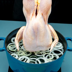 La famosa ricetta francese del pollo che ha raccolto milioni di visualizzazioni! Ingredienti: pollo intero: 1 pz acqua: 2 l cipolla: 2 pz aglio: 20 g sedano: 100 g pepe nero in grani: 5 g erbe di Provenza: 5 g sale: 5 g prezzemolo: 15 g foglie di alloro: 2 pz patate: 500 g pepe nero: 5 g sale: 10 g erbe di Provenza: 5 g scaglie di peperoncino: 5 g olio: 30 ml cipolla: 2 pz olio: 30 ml senape: 10 g miele: 10 g erbe di Provenza: 2 g L'insalata: pomodori: 2 pz cetrioli: 2 pz noci: 10 g aglio: 10 g 