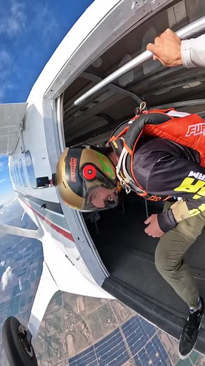 🤩 🪂🤘🏻Posted @carlospedrobase LET IT BE!! ⚡️ #furiateamvzla #skydivers #slowmotion #letitbe #exitsarefun @furiateamvzla