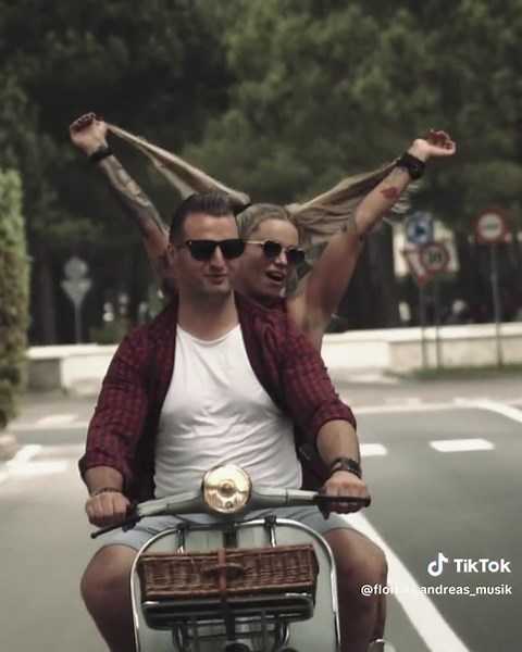 Mein neues Lied „LEBEN LIEBEN LACHEN“ 😍 Wie gefällt es euch?!😉 Das komplette Musikvideo kommt schon bald auf YouTube.🎥😍 Lg euer Florian Andreas 😉 #florianandreas #lebenliebenlachen #lebenliebenlachen❤️💍🥺 #leben #lachen #lieben