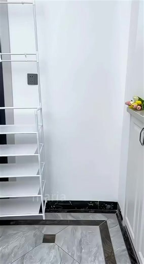 Garderob ilgich va oyoq kiyim javoni, 2 tasi 1 da Polda turadigan vishilka - bu poyabzal polkasi kichik kirish yoki koridorda saqlashni tashkil qilish uchun mo'ljallangan. Ilgaklar bilan jihozlangan ushbu ko'p qirrali mebel kiyim tagligi va sumka stendini birlashtiradi. Quyidagi poyafzal tokchasi ko'p qirrali dizaynga ega va har qanday interyergaosongina mos keladi. Beshta polkasi bir tekisda joylashgan. Bu koridor ilgagida sakkizta vishilka bor. Ushbu yig'iladigan qurilma soyabon, kalit va bosh