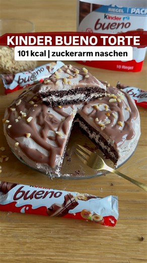 Jenny | Zuckerarm | leichte Rezepte on Instagram: "Anzeige ⬇️ Kinder Bueno Torte 101 kcal | 6 Kohlenhydrate | 10 Protein | 5 Fett bei 1 von 8 806 kcal bei 76g Protein! Herrlich leicht, zuckerreduziert und super schnell gemacht! ⭐️ 2 Eier ⭐️ 40g No More Sugar (Zucker) ⭐️ 25g Mehl ⭐️ 15g Backkakao ⭐️ 4g Backpulver Optional: 6g Chunky Vanille ••••••••••••••••••••••••••••••• ⭐️ 250g Quark ⭐️ 100g Protein Pudding Haselnuss ⭐️ 1 Packung Sahnefest Süße (8g Chunky Ultra Dark Chocolate*) *mit Code „TJ“ b