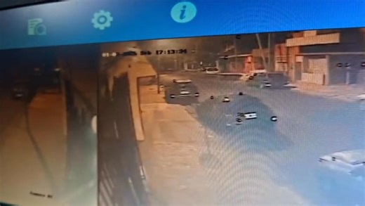 Miedo y desamparo por la inseguridad en Lanús. Siguen los reclamos de vecinos por las entraderas en Lanús, misma modalidad, diferentes barrios. "Esto ocurrió el martes 6 a las 2.50 am, cuando estábamos durmiendo. Las cámaras no las tengo en fecha por los cortes de luz, por eso les aclaro el día y hora", manifestó el vecino a LANUS NOTICIAS y agregó: "Entraron, levantaron ventanal que no se ve porque arrancaron la cámara, se activó la alarma y mi marido sintió ruido, cerró el dormitorio con llave