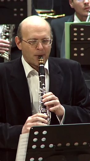 The highest pitch on a clarinet is put to an extreme, but also blends well in the music. Petrov shows his outstanding control over the instrument. Full concerto: https://youtu.be/AW0scKlegDw #clarinetconcerto #uebelmadeforyou #uebelfamily #zenitclarinet #woodwinds | F. Arthur Uebel Klarinetten
