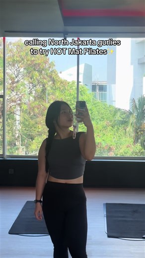 warga jakarta utara gaperlu jauh2 lagi nih ke selatan klo mau coba hot mat pilatesss!🤩 tempat nyaa di Sunter tepatnya di komplek Sunter Paradis, parkiran nyaa luas dan bisa parkir di depan ruko jd tinggal turun hihi🙌🏻 equipment nya lengkap, bersih, tempatnya juga kerawat bgtt! aku first timer tp ngerasa nyaman bgt ikut session disini krn coachnya v clear the cue v helpful😍 langsung ikut yg intermediate tp so far krn sering reformer msh bisa ikutin walaupun agak berat 🤏🏻 oh disini jg lengka