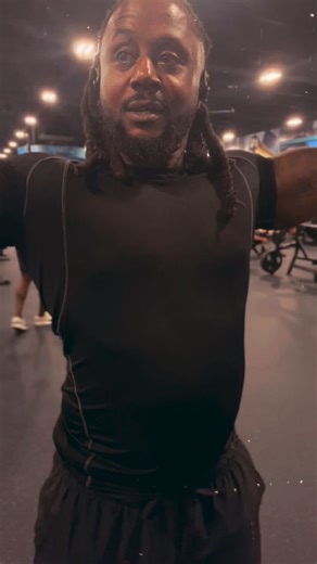 12 reactions | Mind-Muscle Connection in Action | Watching Every Rep on Lat Pulldowns #latpulldown #backdayworkout #mindmuscleconnection #bigback | C dot | Facebook