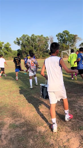 #ฟีดดดシ #โรงเรียนกาญจนาภิเษกวิทยาลัยกาฬสินธุ์ 🇺🇦⚽️#อย่าปิดการมองเห็น @14.💙💛 #ซ้อมบอล