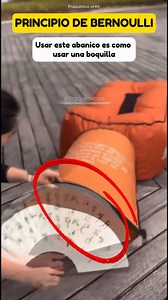 Técnica Perfecta para inflar un colchón🧐 . Al soplar cerca del colchón el aire se dispersa en todas direcciones, con poca fuerza para vencer la resistencia del material. El colchón se infla poco o nada. En cambio, usar este abanico es como usar una boquilla, el aire se enfoca, gana velocidad y crea una zona de baja presión (principio de Bernoulli). El aire circundante a mayor presión (como el del interior de la habitación) empuja hacia esa zona de baja presión, inflando el colchón. Es como si e