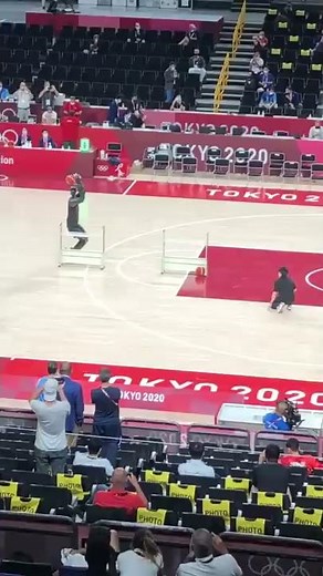Japanese basketball robot wows at half-time of USA-France game 👀