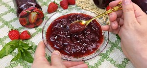 Reteta de dulceata de capsuni fara zahar mult! Dulceata cu capsuni intregi, perfect legata. Ca fructele sa ramana intregi este nevoie de obicei de 1 kg de zahar la 1 kg de fructe. Eu am facut pentru voi o reteta cu 50% mai putin zahar, in care fructele raman in continuare intregi. Ingrediente: • 1 kg de capsuni spalate si curatate • 500 g zahar • O lamaie mare, cu coaja netratata | Video Retetele Mihaelei